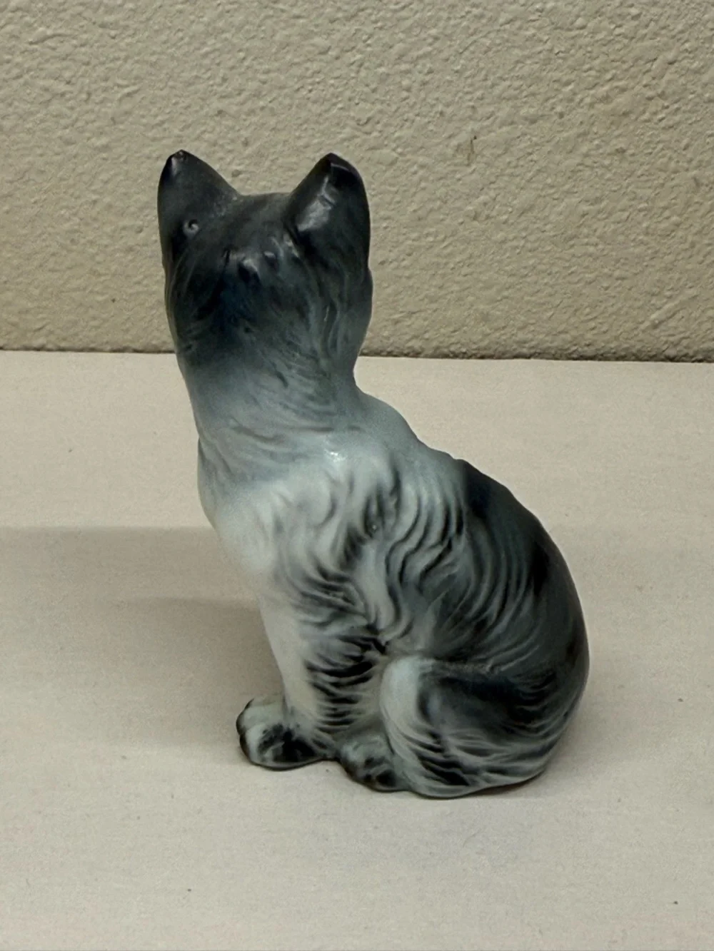 Lot Of 5 Enesco Cat kitten Figurines Gray White Laying Down stretching porcelain